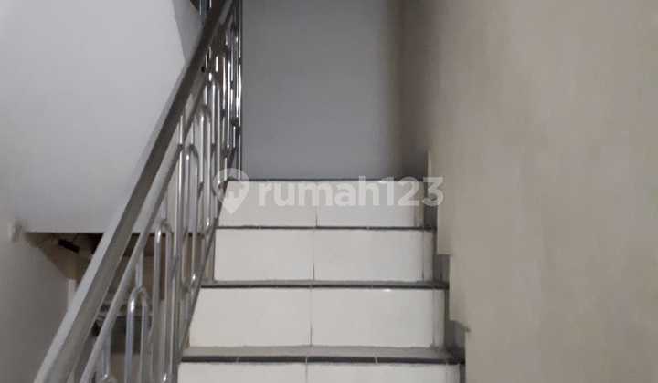 Disewakan dan Dijual Rumah 3 Lantai di Jl Jagalan, Surabaya