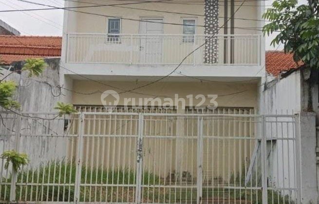 2-Story Strategic Shop House Zero Meters from Main Road, Bustling Area Suitable for Business 1