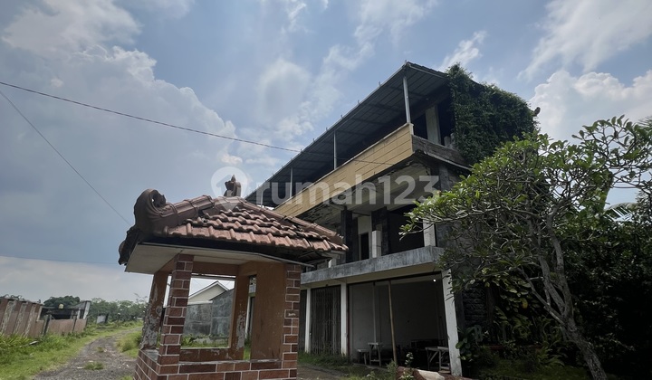 House for Sale in Sumbersari Banyuwangi, Land Area 67 M2 and Building Area 113 M2, Close to Schools, Shopping Centers, Offices, and Minimarkets. 2