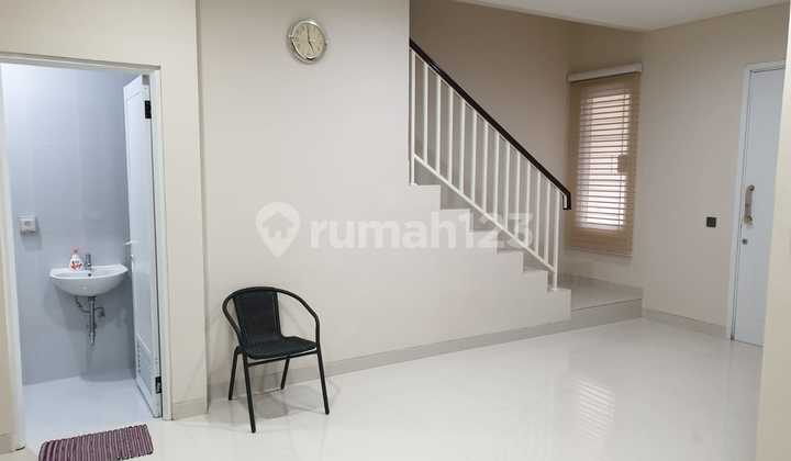 For Sale Fully Renovated 2.5-Story House, New Fully Furnished Ready to Move In at BSD Vanya Park Azzura 2