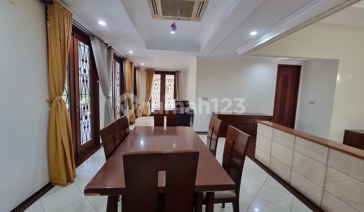 Rumah Menteng Nyaman dengan Private Swimming Pool 2