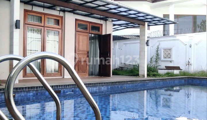 Rumah di Kawasan Tertutup dengan Keamanan 24 Jam & Kolam Renang Pribadi