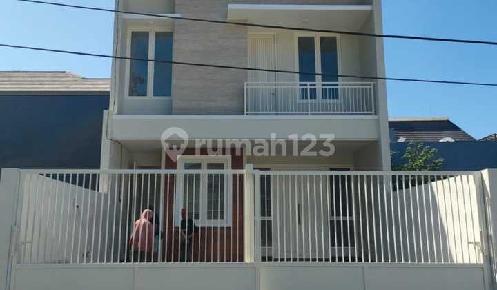 Luxury House with Floor Near Al-Akbar Mosque, City Center, and Juanda Airport Luxury House with Floor Near Al-Akbar Mosque, City Center, and Juanda Airport