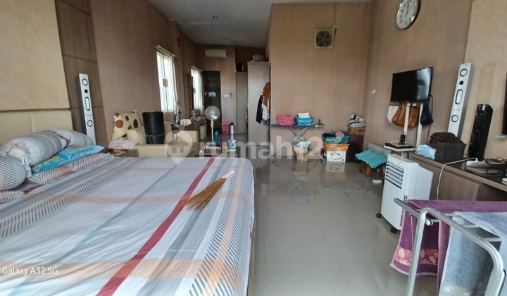 3-Story Shop House Suitable for Business and Residency 1