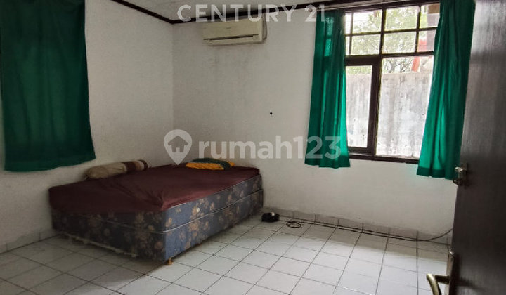 Spacious House Needs Renovation in Taman Beverly Lippo Cikarang Cluster 2