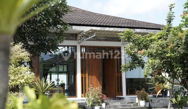 Villa House with Rice Field View 1