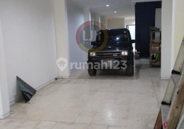 Ready-to-use shop house in MT Haryono. 1