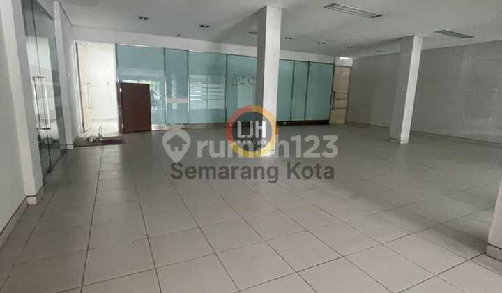 Bangunan untuk usaha di jalan Majapahit 1