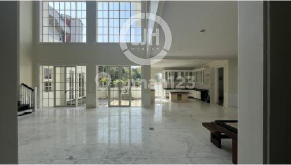 Rumah Mewah Bergaya Kolonial di daerah Gajah Mungkur 1