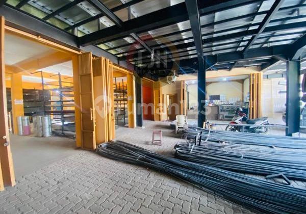 Bangunan usaha di jalan Brigjend Sudiarto 1