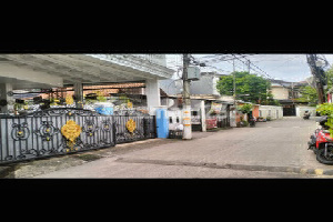 A Plot of Land 211M² Including Buildings in East Pejaten