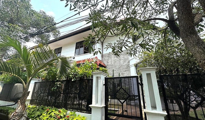 A Plot of Land 437 m² in Size with Building in West Pejaten