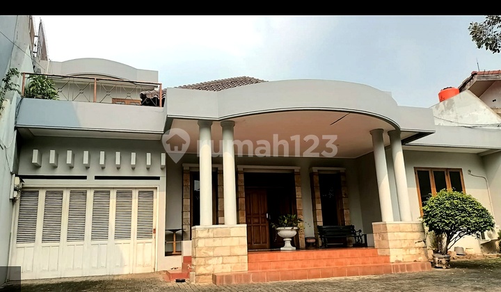 Land Area of 819 m² Including Building in Cipete