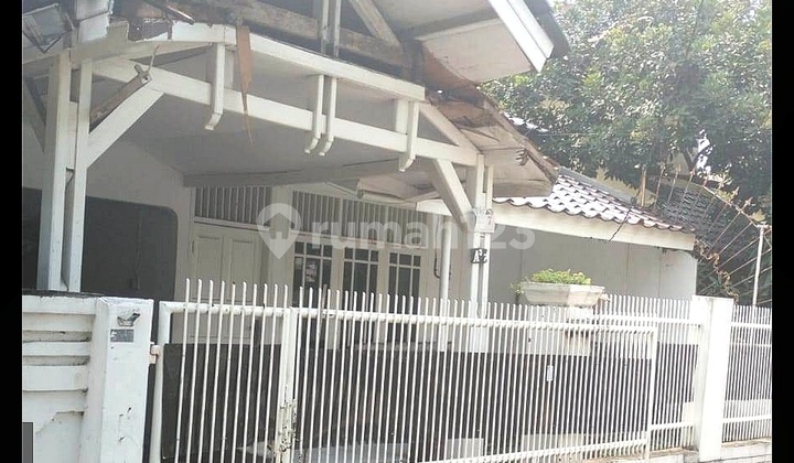 Bidang Tanah Luas 166 M² Berikut Bangunan di Taman Meruya