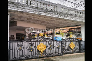 A Plot of Land 211M² Including Buildings in East Pejaten 2