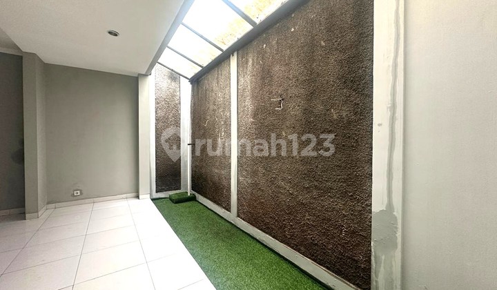 Spacious Comfortable Ready-to-Live House with Balcony 2