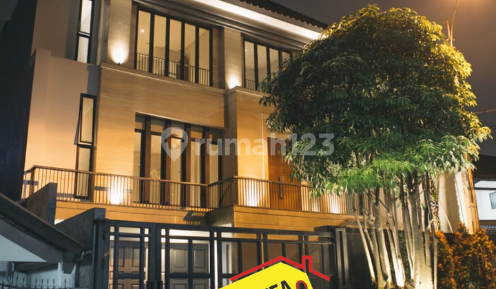 Rumah Cantik 3 Lantai di Kebayoran Baru. 0133 Rumah Cantik 3 Lantai di Kebayoran Baru. 0133