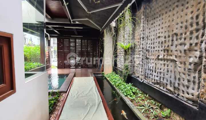 Tropical House with Swimming Pool in Kebayoran Bintaro . 0367 2