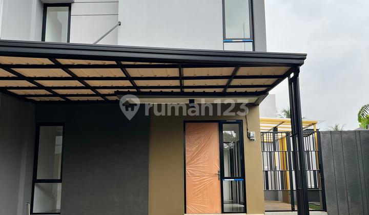 2-Story Hook House Near Transjakarta Ready to Occupy 2-Story Hook House Near Transjakarta Ready to Occupy