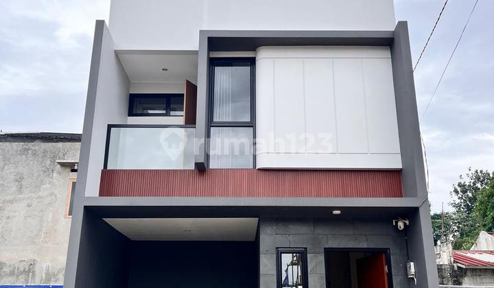 Rumah 2 Lantai Hanya 7 Menit ke Tol & Akses Mudah ke MRT