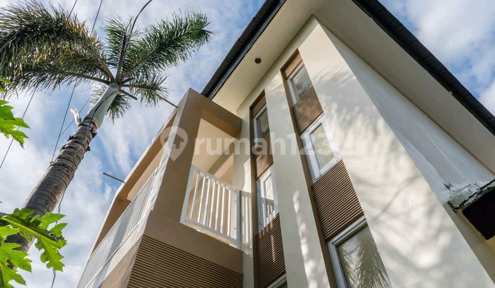 Dijual Murah, Rumah 2 Lantai di Senggigi, Lombok. Ada 3 Kamar Tidur, 3 Kamar Mandi, Lb 100M2, Lt 200 M2. 2