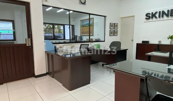 Rumah/Gudang Bonus Kantor 2 Lantai Carport Luas di Jakbar 2
