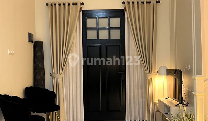 Rumah dengan Kolam Renang, Rooftop, dan Gudang di Kreo 2