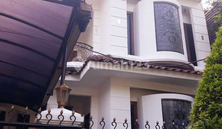 Rumah 5 Kamar Bangunan 2 Lantai dengan Basement di Pondok Indah 2
