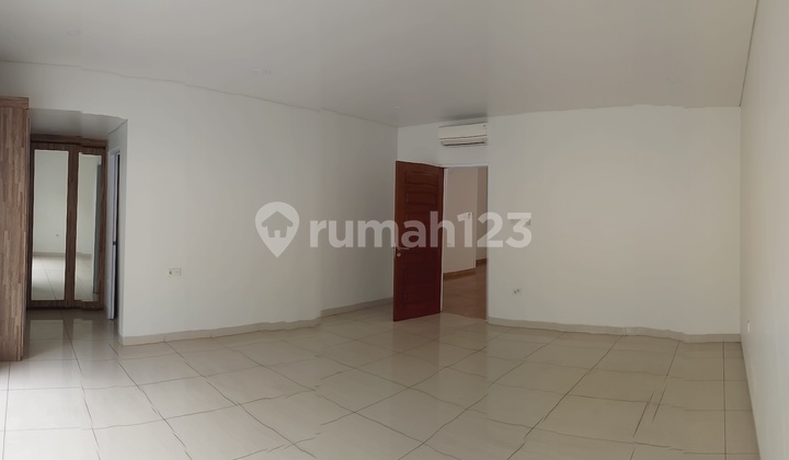 Rumah Exclusive Semi Furnished dengan AC di Kalibata, Jaksel 2