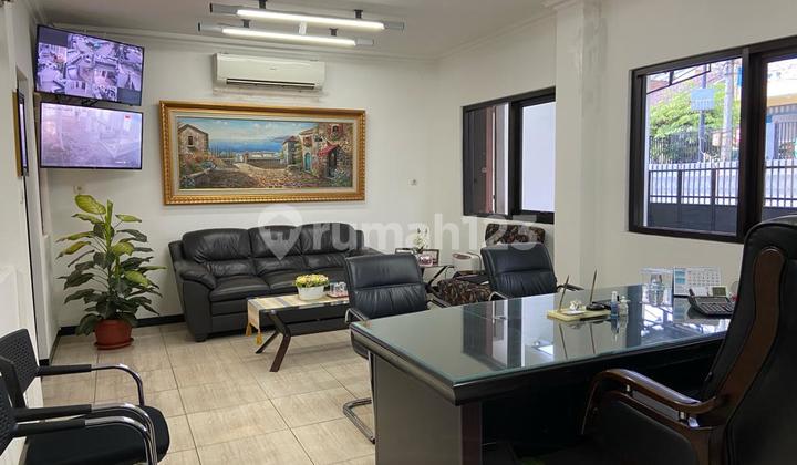 Rumah/Gudang Bonus Kantor 2 Lantai Carport Luas di Jakbar