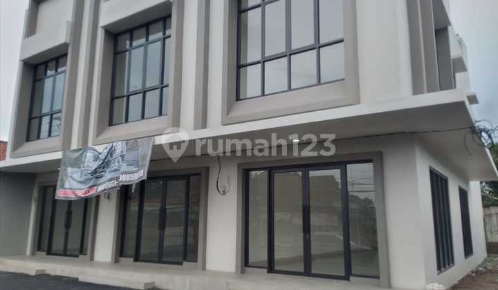 Ruko 2.5 Lantai Unfurnished Siap Pakai untuk Apotik di Serang