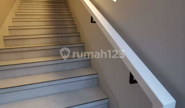 Rumah Hook 3 Lantai dengan Gudang di Phg, Serpong, Tangsel 2