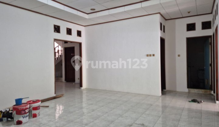 Disewakan Rumah 1 1/2Lantai di Rawamangun Jakarta Timur 2