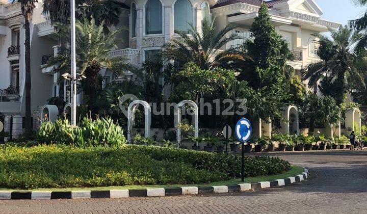 Luxury House in Kelapa Gading with Swimming Pool