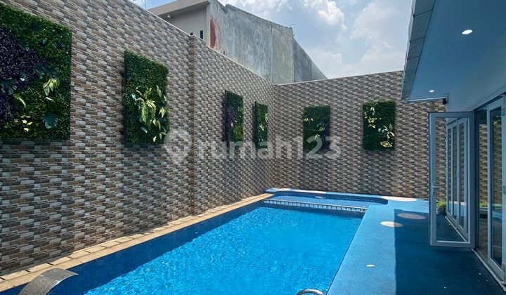 Rumah Mewah dengan Kolam Renang Siap Huni Dekat Tol Rumah Mewah dengan Kolam Renang Siap Huni Dekat Tol