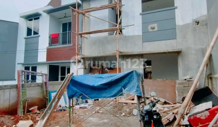 Rumah Mewah 2 Lantai Pondasi 3 Lantai di Kalimulya Depok