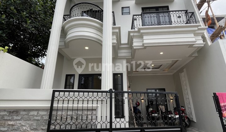 Rumah Mewah 2 Lantai Ala Modern Klasik Dekat Gdc & Stasiun Depok Rumah Mewah 2 Lantai Ala Modern Klasik Dekat Gdc & Stasiun Depok