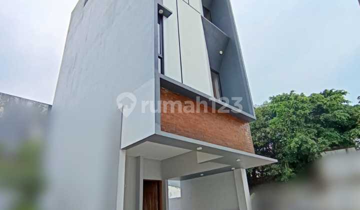 Dijual Rumah Modern 3 Lantai Rasa Apartemen di Cilandak 2