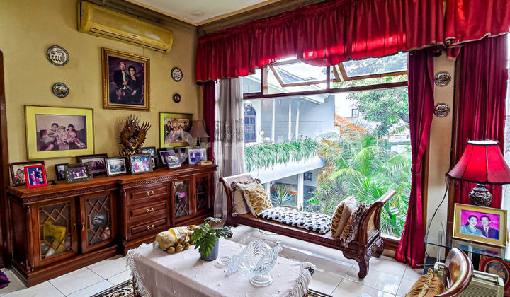 Full Furnished, Rumah Old Money, 2 Lantai, SHM, Bebas Banjir 2