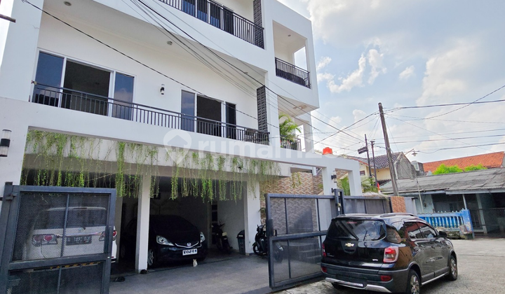 Full Furnished, Rumah Modern Tropis, 3 Lantai, SHM, Siap Huni