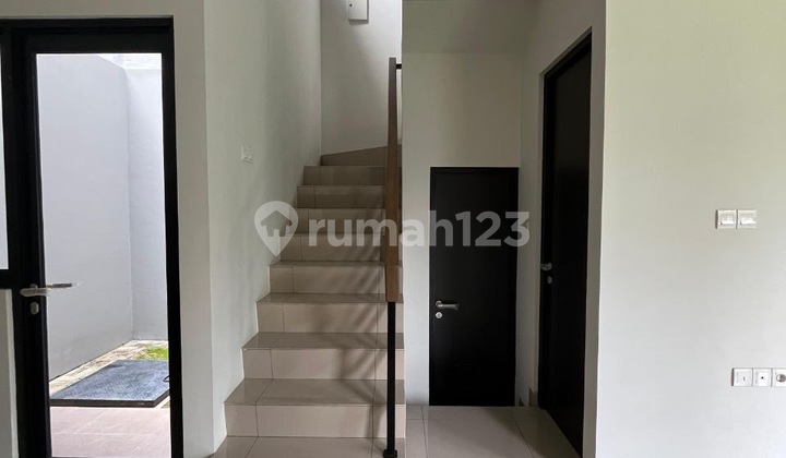 Beautiful House with Hook Position at Summarecon Bekasi - Premium Location &amp; Move-in Ready 2