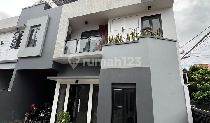 Rumah Minimalis 2.5 Lantai di Pejaten Timur Jakarta Selatan