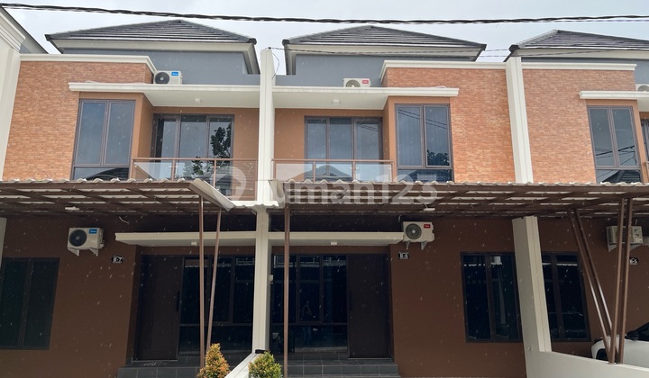 Rumah 2 Lantai Design Tropis Modern, Strategis Nempel Kota Wisata