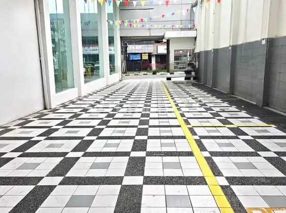 For Sale: Former Suzuki Showroom Building, Strategic Location For Sale: Former Suzuki Showroom Building, Strategic Location