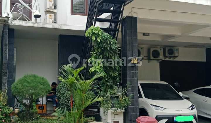 Rumah Bagus Semi Furnished dengan Kolam Renang di Bintaro Tangsel