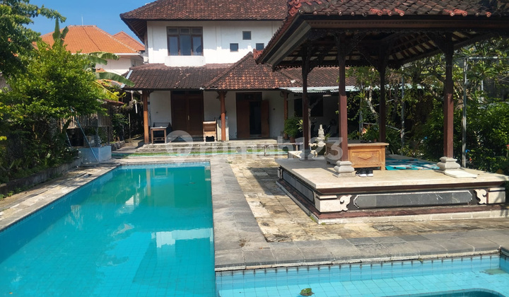 Exclusive Villa in Kerobokan Kelod - Luxury Building Bonus, Strategic Location!