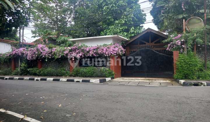 Menteng - Rumah Bagus Harga Sangat Murah. SHM LT 1183 M2. Dijalan Taman Amir Hamza. Pegangsaan. Menteng. Jakarta Pusat