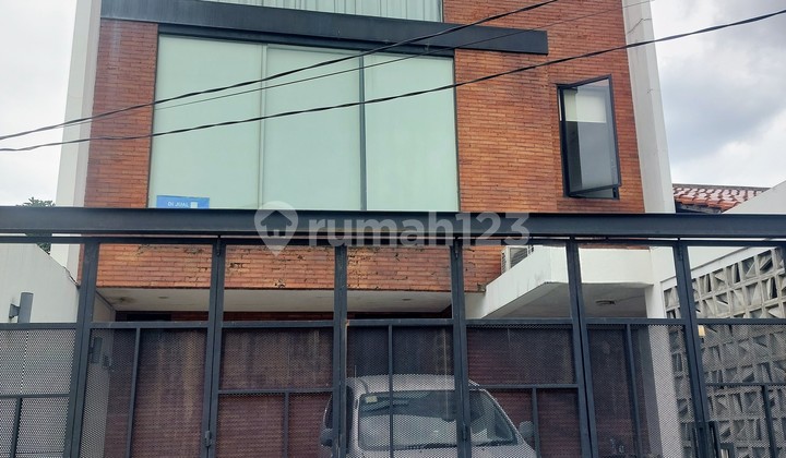 Rumah Modern dengan Indoor Swimming Pool Dekat Bintaro