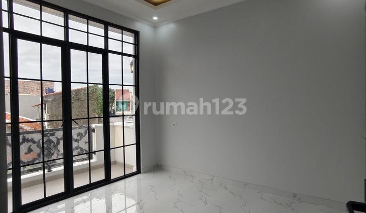 Rumah Baru American Style, Selangkah ke LRT Ciracas, Jakarta Timur