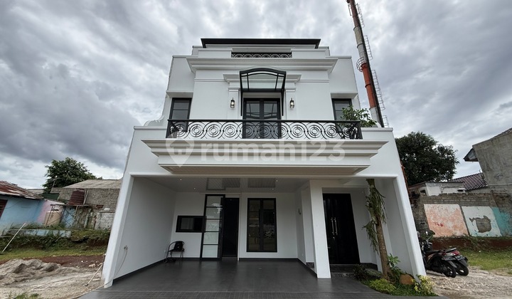 Cibubur - Rumah Mewah Modern 3 Lantai Pinggir Jalan Jakarta Timur